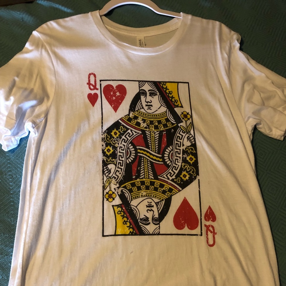 Queen of hearts graphic tee